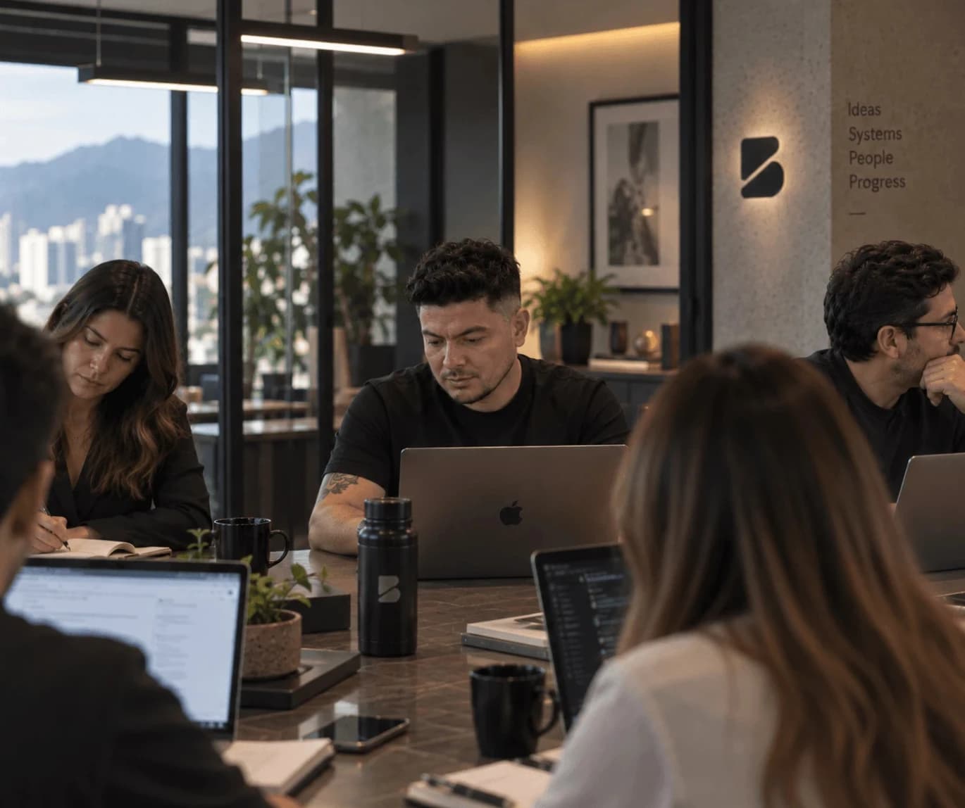 Equipo de Blaxline trabajando en la sala de reuniones