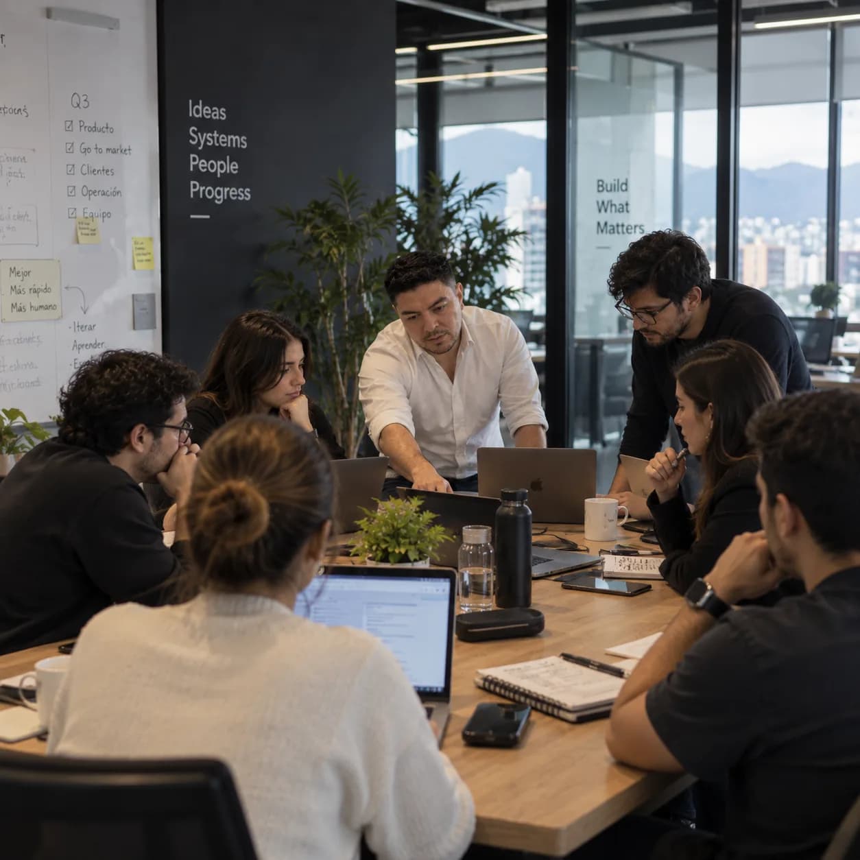 Equipo de Blaxline colaborando alrededor de una mesa