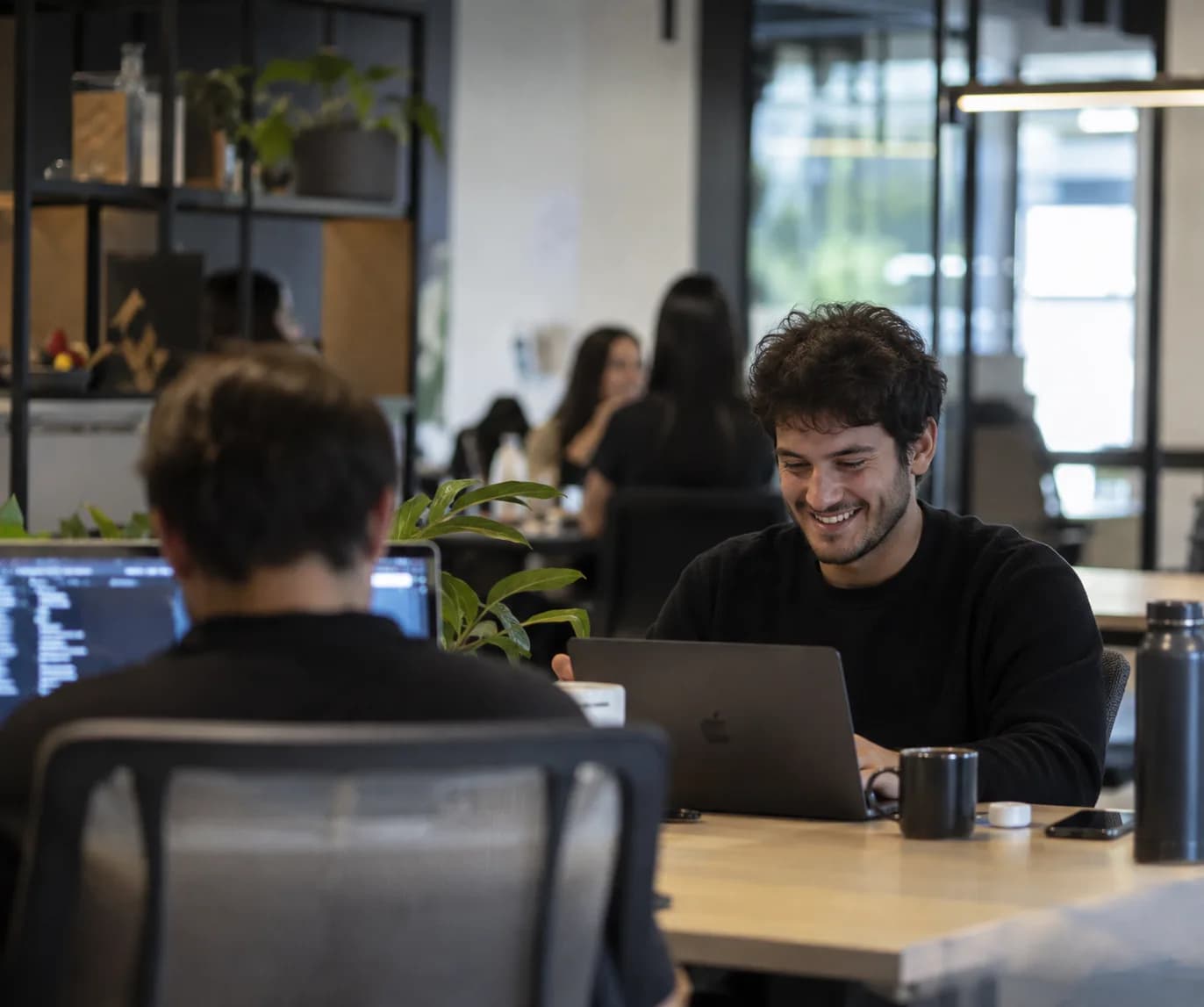 Profesional trabajando en un espacio de oficina