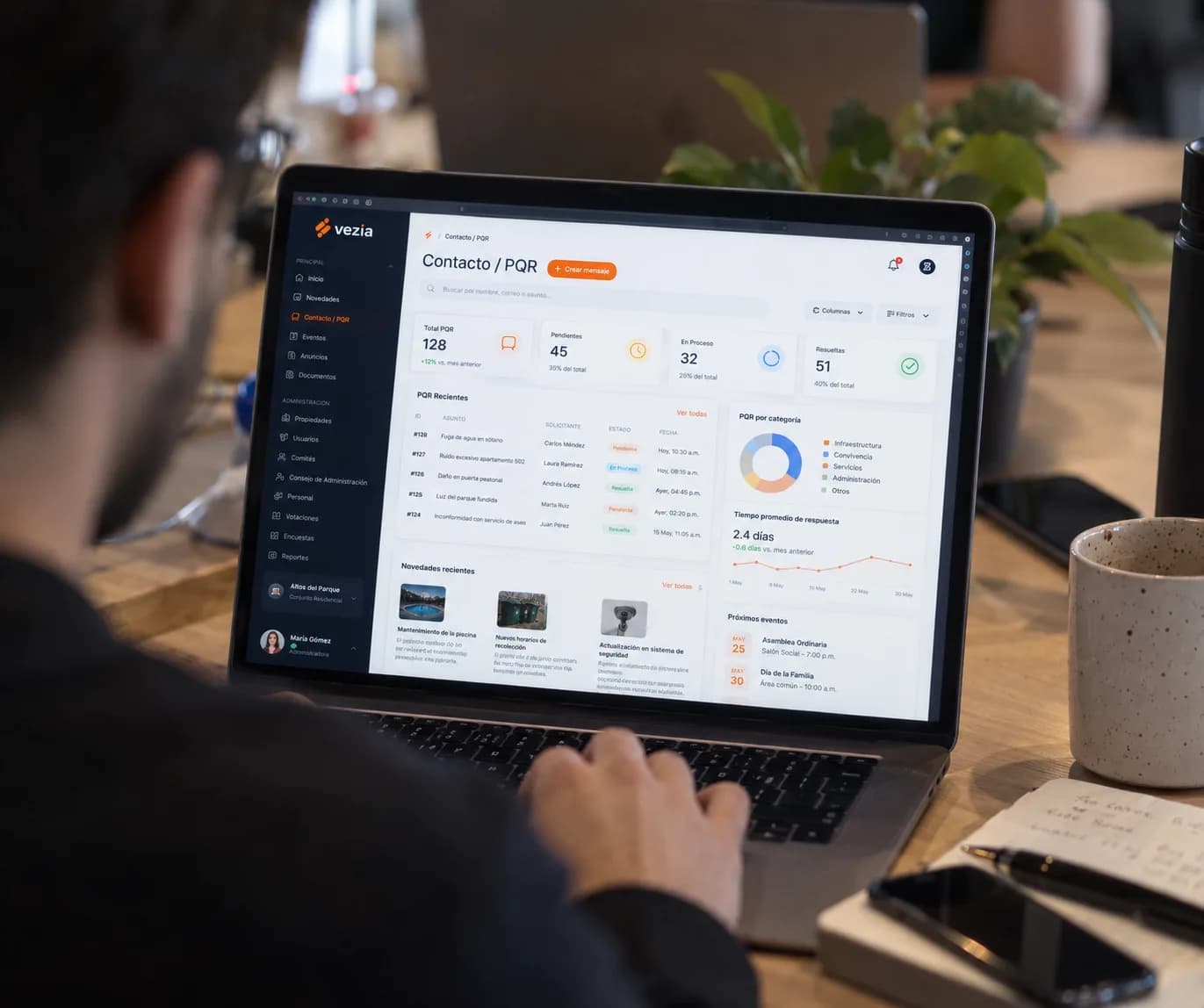Una integrante presenta ideas al equipo